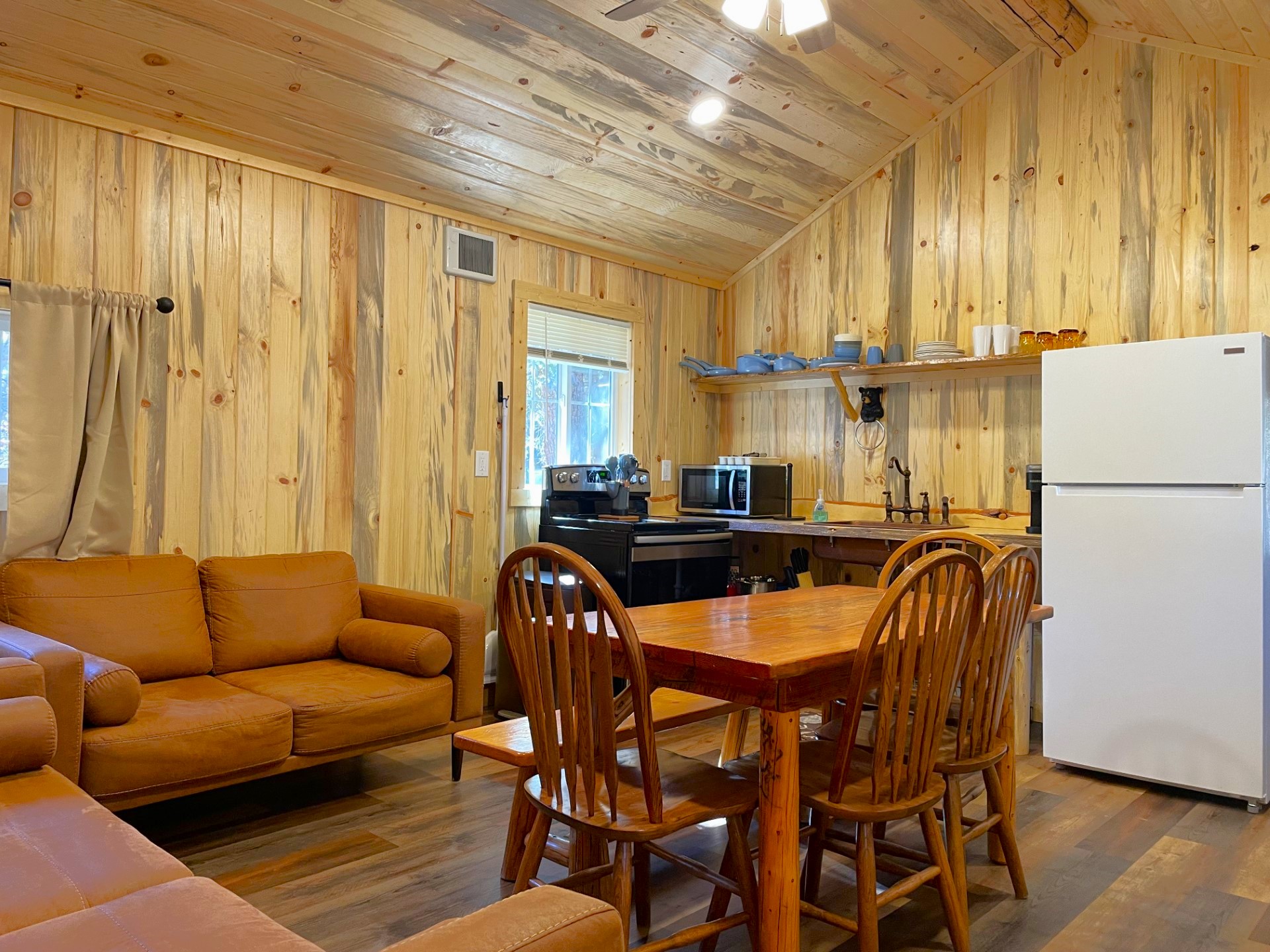 Cabin 18 Kitchen Dining Appliances