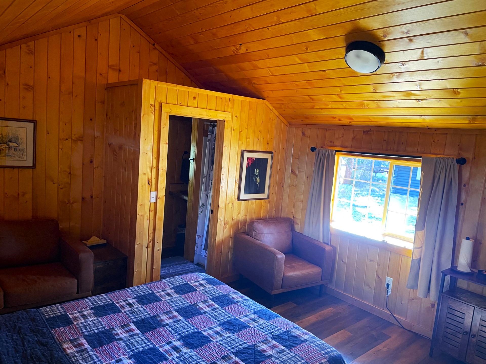 Cabin 4 Bedroom Leather Chairs