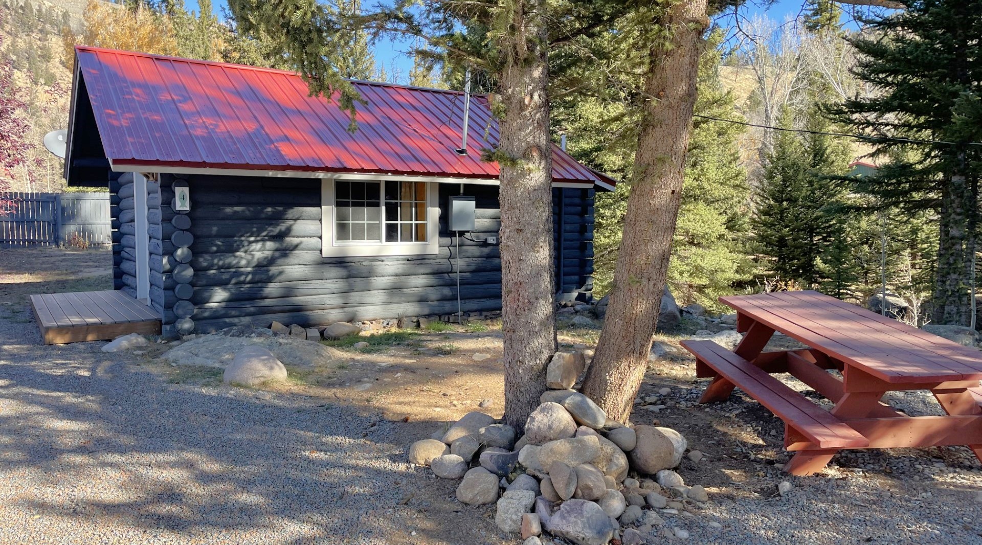 Cabin 4 Exterior Red Roof Picnic