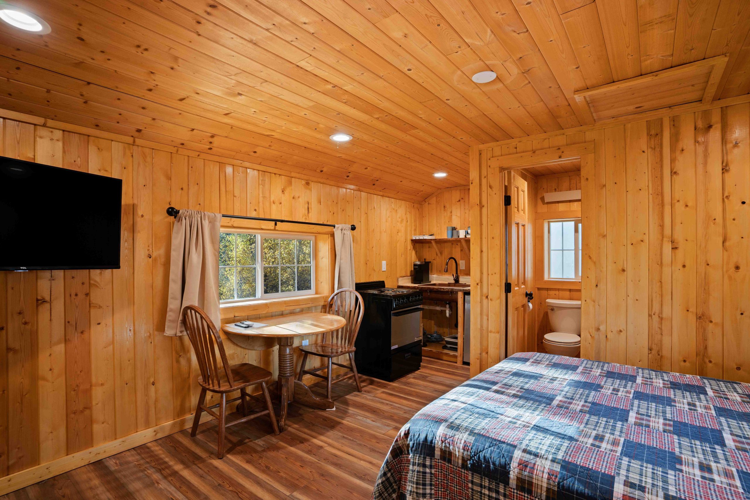 Cabin 6 Bedroom Living Room Combo