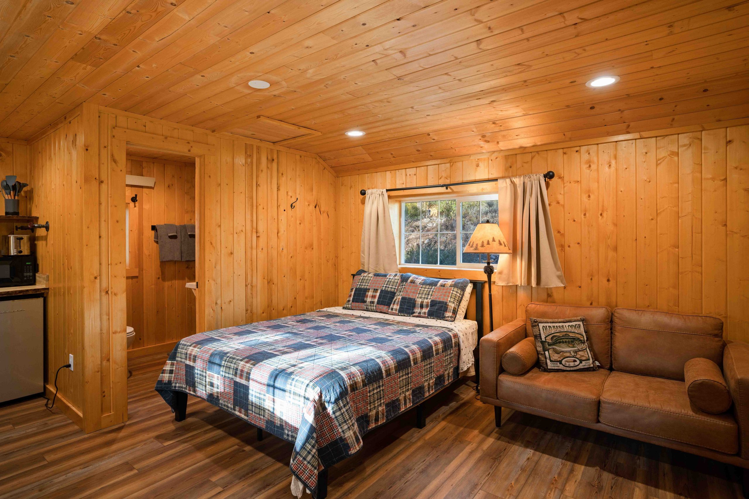 Cabin 6 Bedroom Sofa Windows