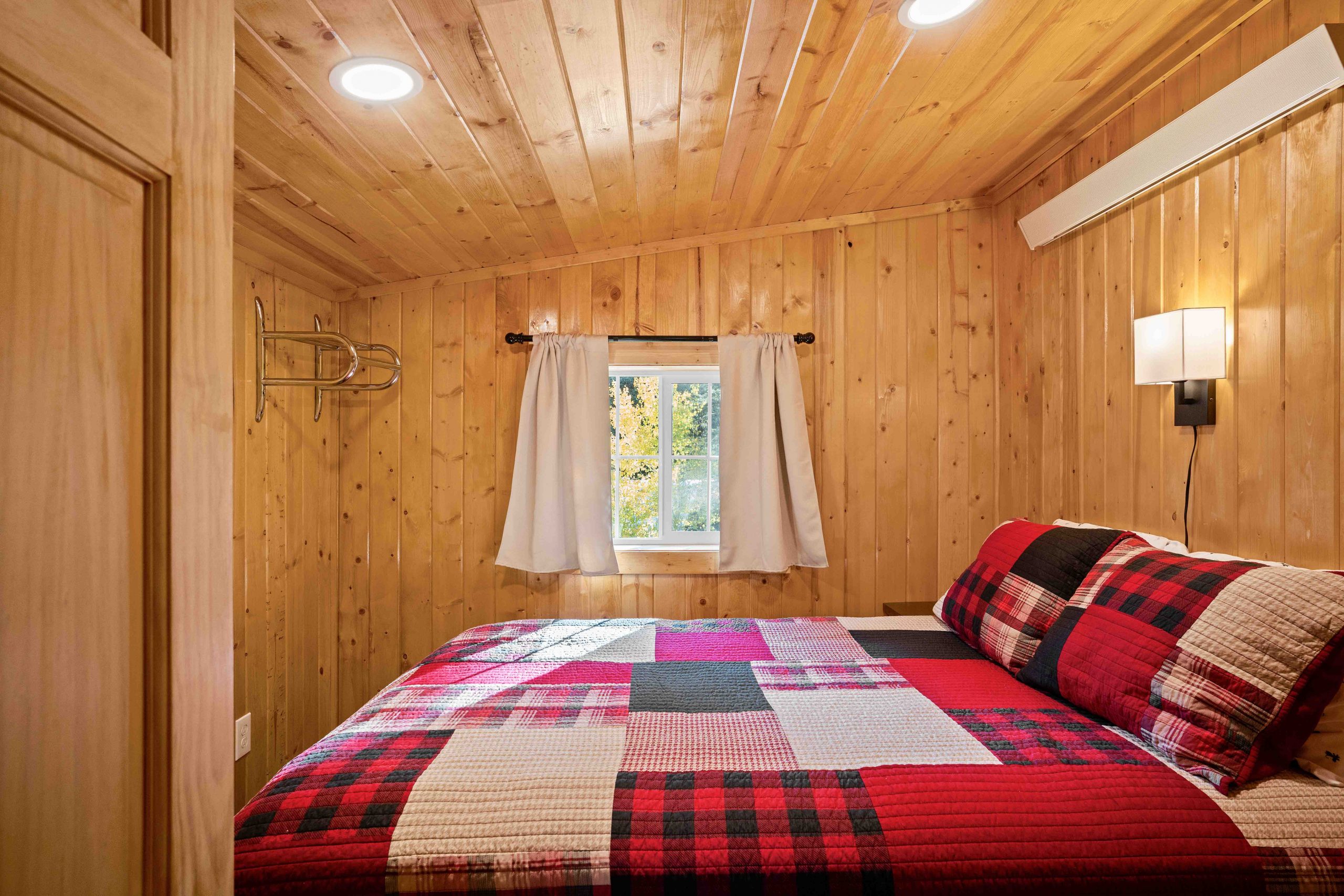 Cabin 8 Bedroom Plaid Quilts