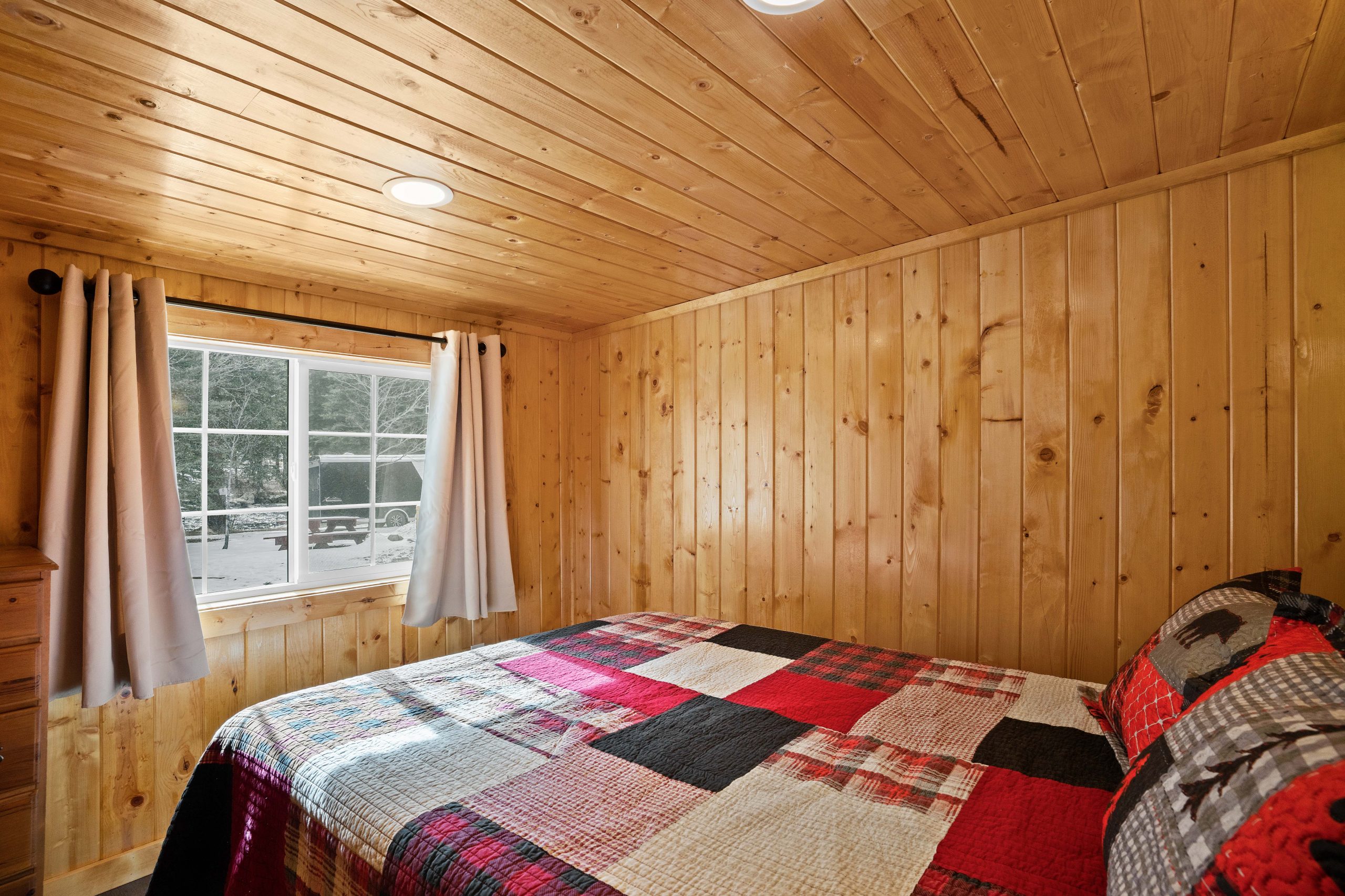 Cabin 9 Bedroom Plaid Quilt Window